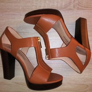 Moda Spana Tan Zip Front Heel